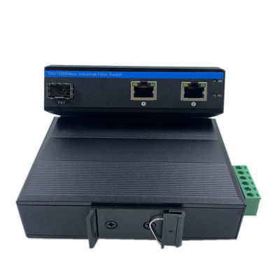 O trilho 2*RJ45 do ruído IP40 move a proteção industrial do impulso dos ethernet do interruptor de rede 4KV